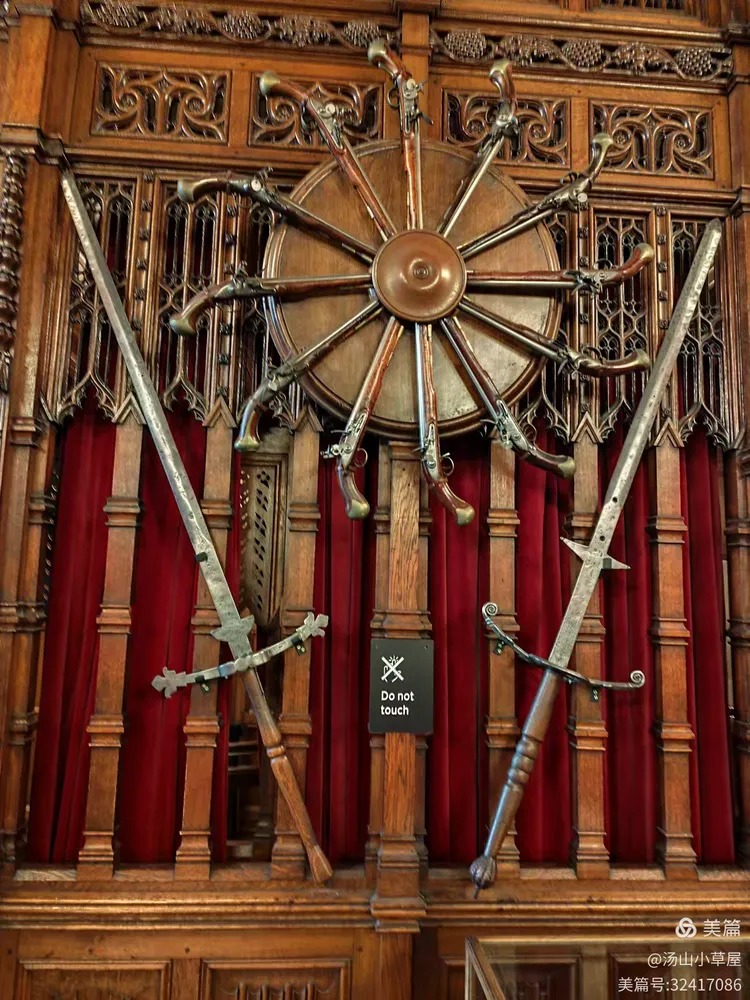 这里都是冷兵器时代武器宝剑皇冠石雕这里纪念历代将士最高处一圈三个